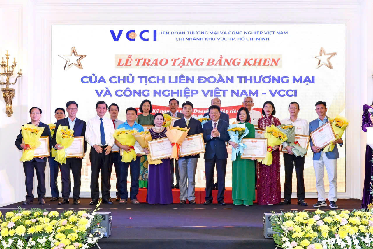 Ban_Lanh_YYo_TYp_Yoan_DIC_nhYn_bYng_khen_tY_VCCI