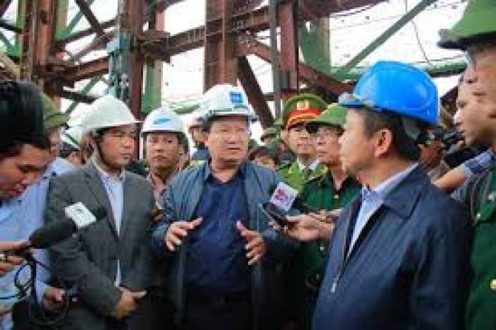 Bộ trưởng Trịnh Đình Dũng trực tiếp kiểm tra hiện trường vụ sập giàn giáo ở Vũng Áng