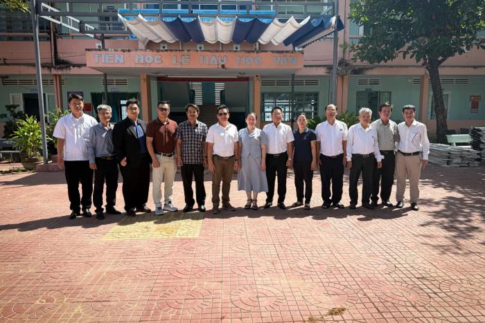 HIỆP HỘI SACA VÀ TẠP CHÍ DOANH NHÂN SÀI GÒN KHẢO SÁT HỖ TRỢ XÂY DỰNG NHÀ VỆ SINH TRƯỜNG HỌC TẠI GIA LAI