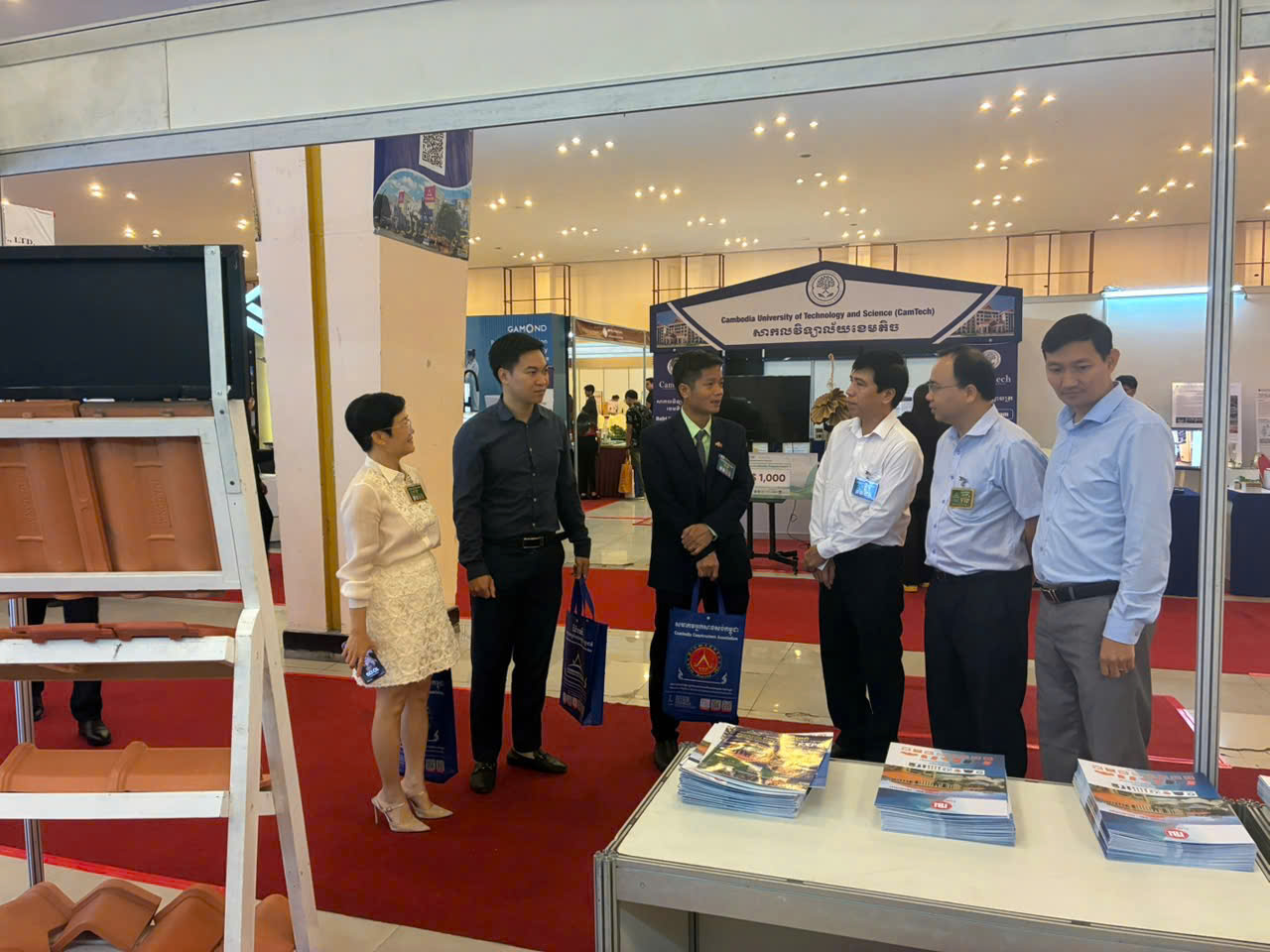 z7295894438131_7e972d7d5a5309334593627f6c4f9a05_1